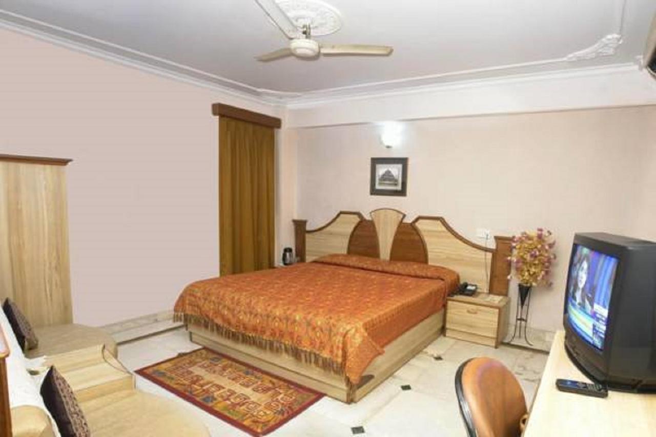 Hotel Welcome Palace Agartala Exteriör bild